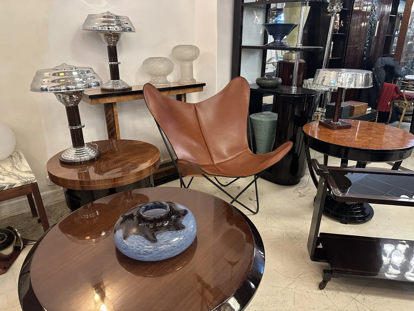 Vista superior de un vidrio antiguo firmado Degué con bordes ondulados