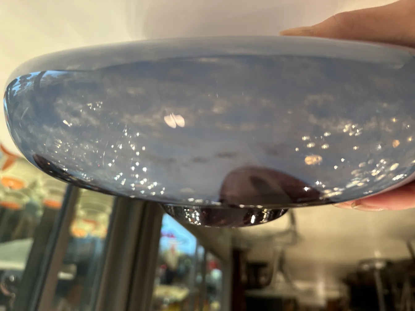 波状の縁のある古いサイン入りグラス（Degué）の上部ビュー