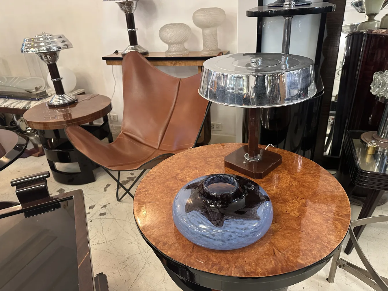 Vista superior de un vidrio antiguo firmado Degué con bordes ondulados