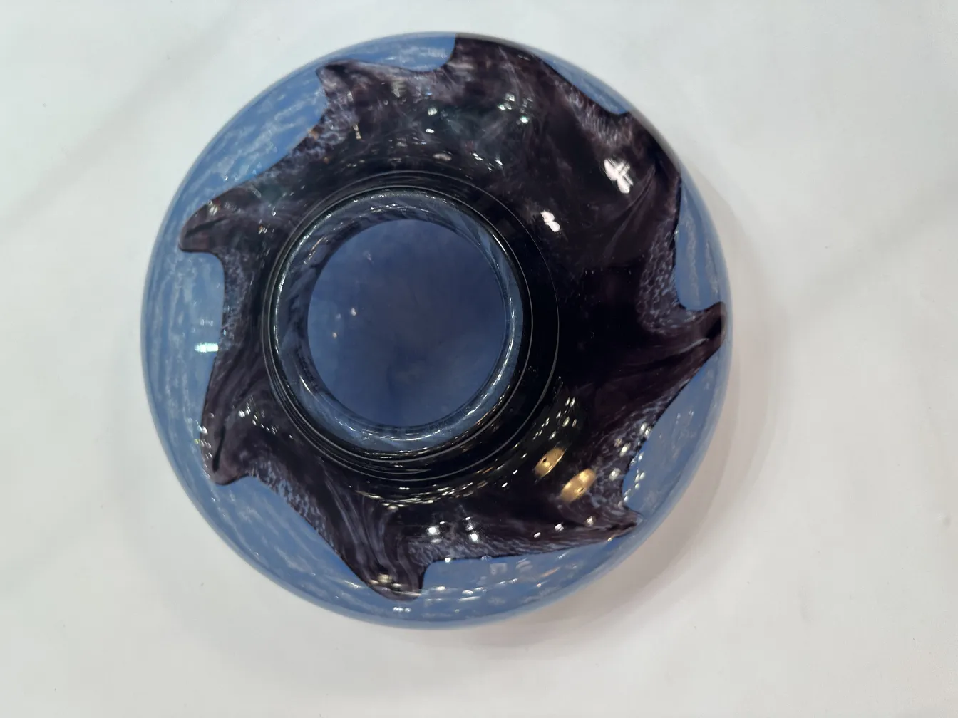 위에서 본 오래된 서명된 유리잔(Degué)와 물결 모양 가장자리