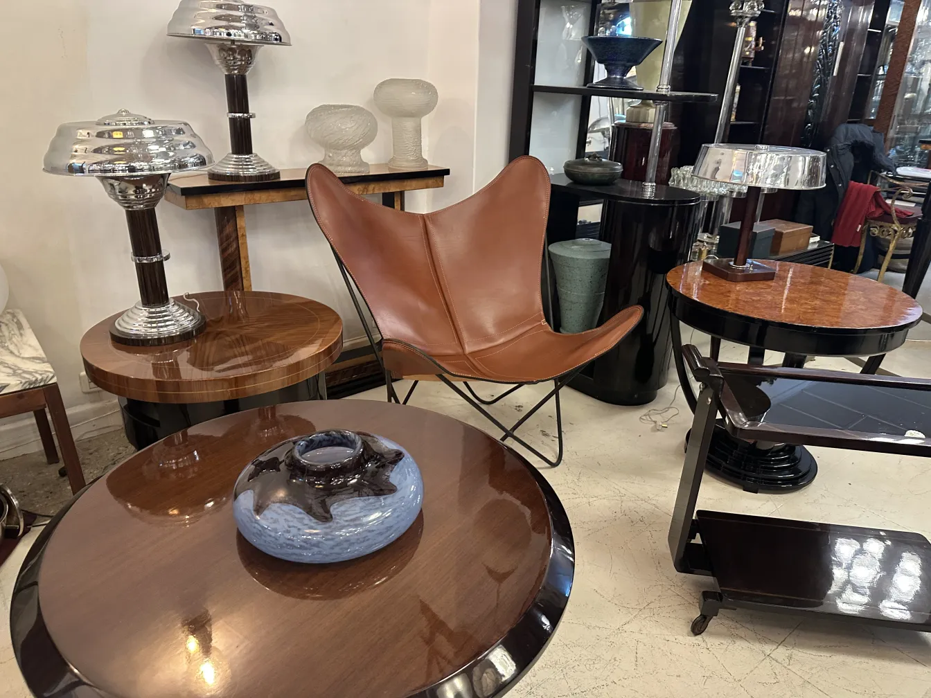 Vista superior de un vidrio antiguo firmado Degué con bordes ondulados