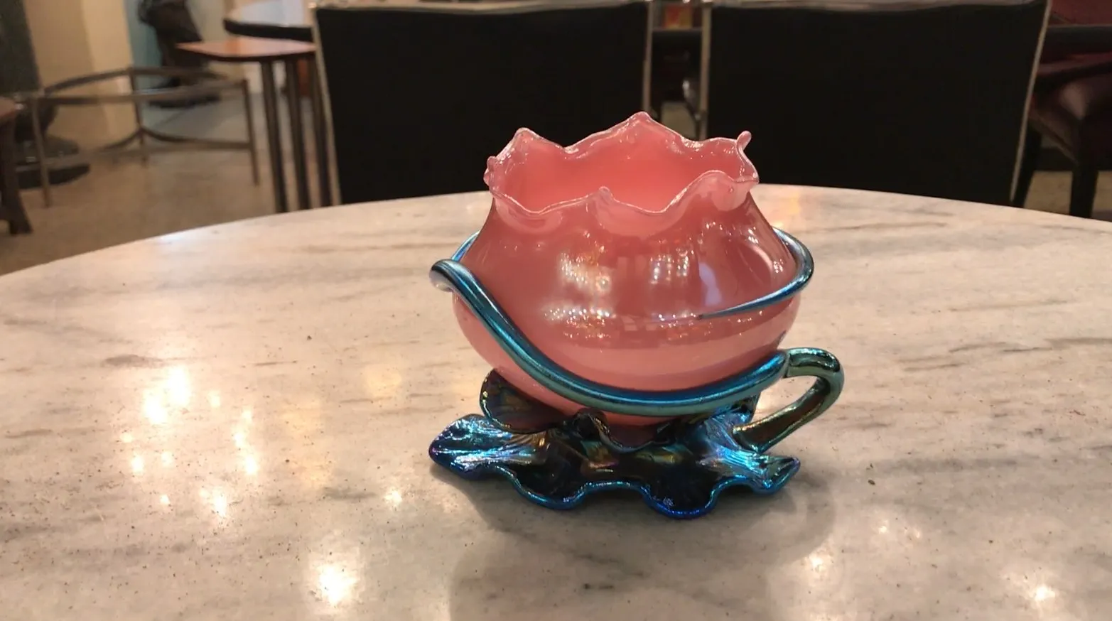 jarrón de vidrio firmado Loetz, color rosa, forma estilizada, en base decorativa