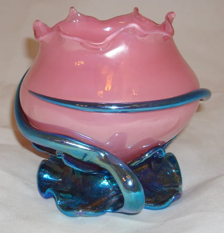 jarrón de vidrio firmado Loetz, color rosa, forma estilizada, en base decorativa
