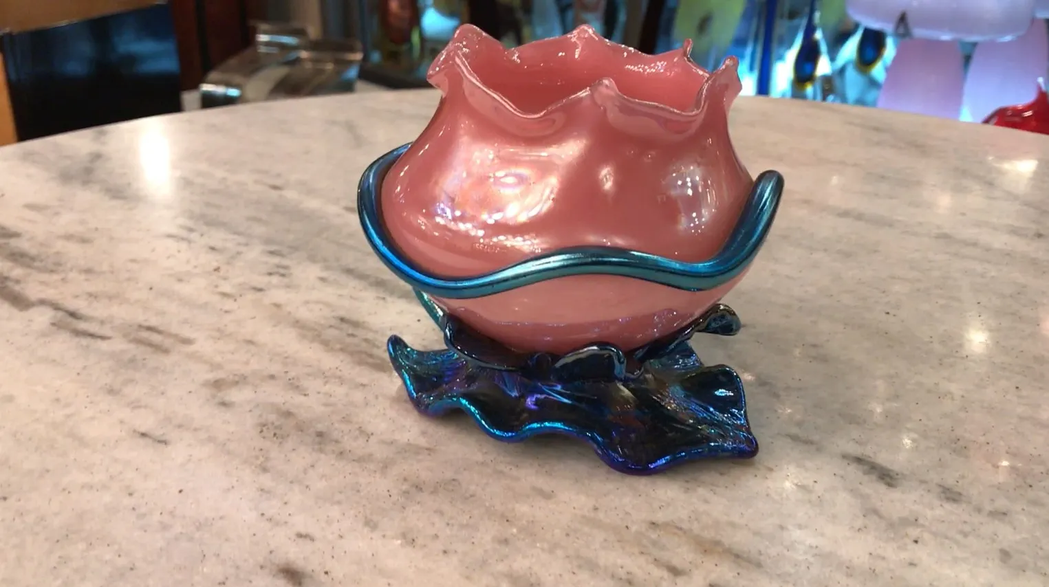 vase en verre signé Loetz, couleur rose, forme stylisée, sur base décorative