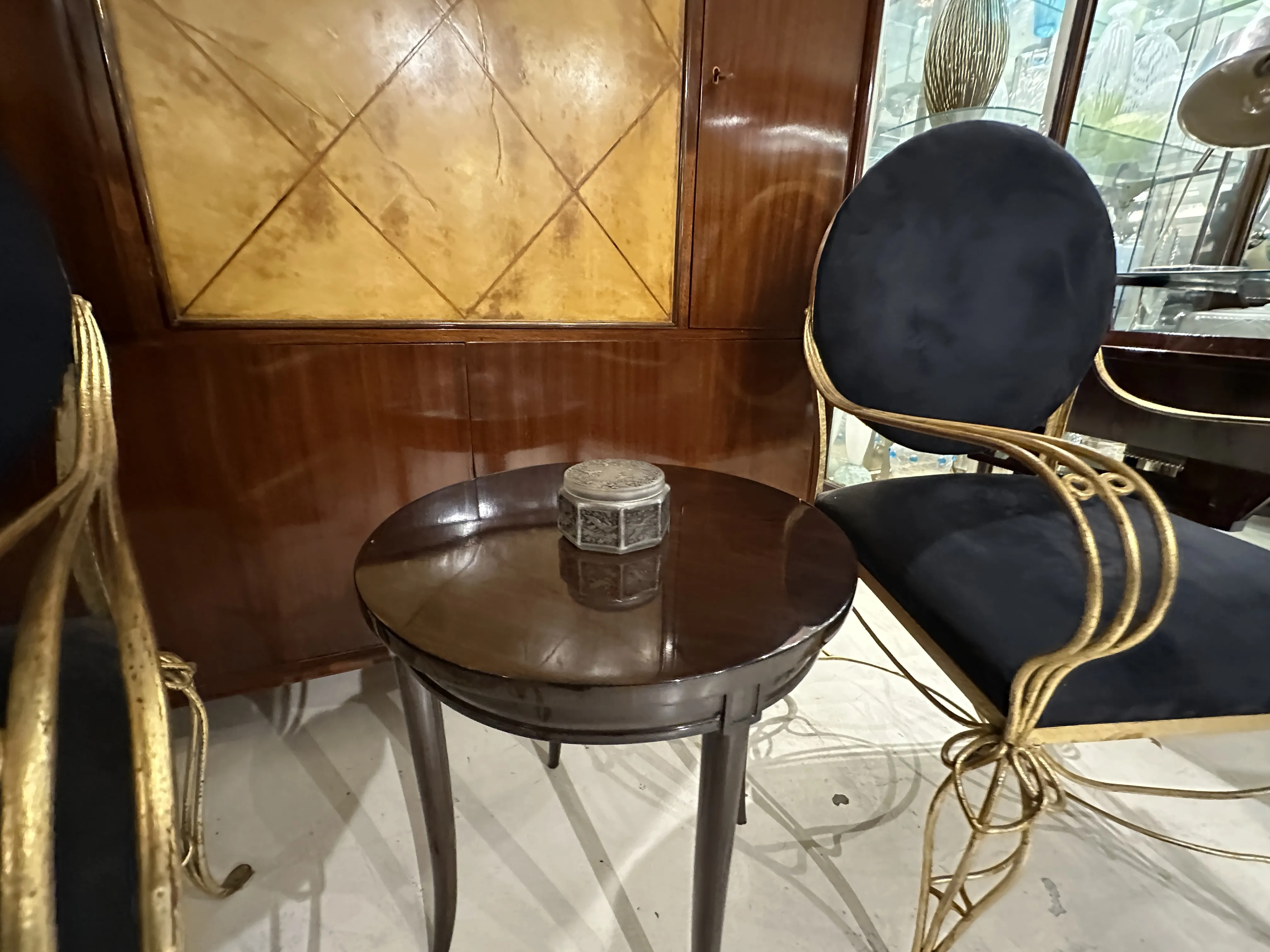 Caja antigua con detalles decorativos sobre una mesa negra