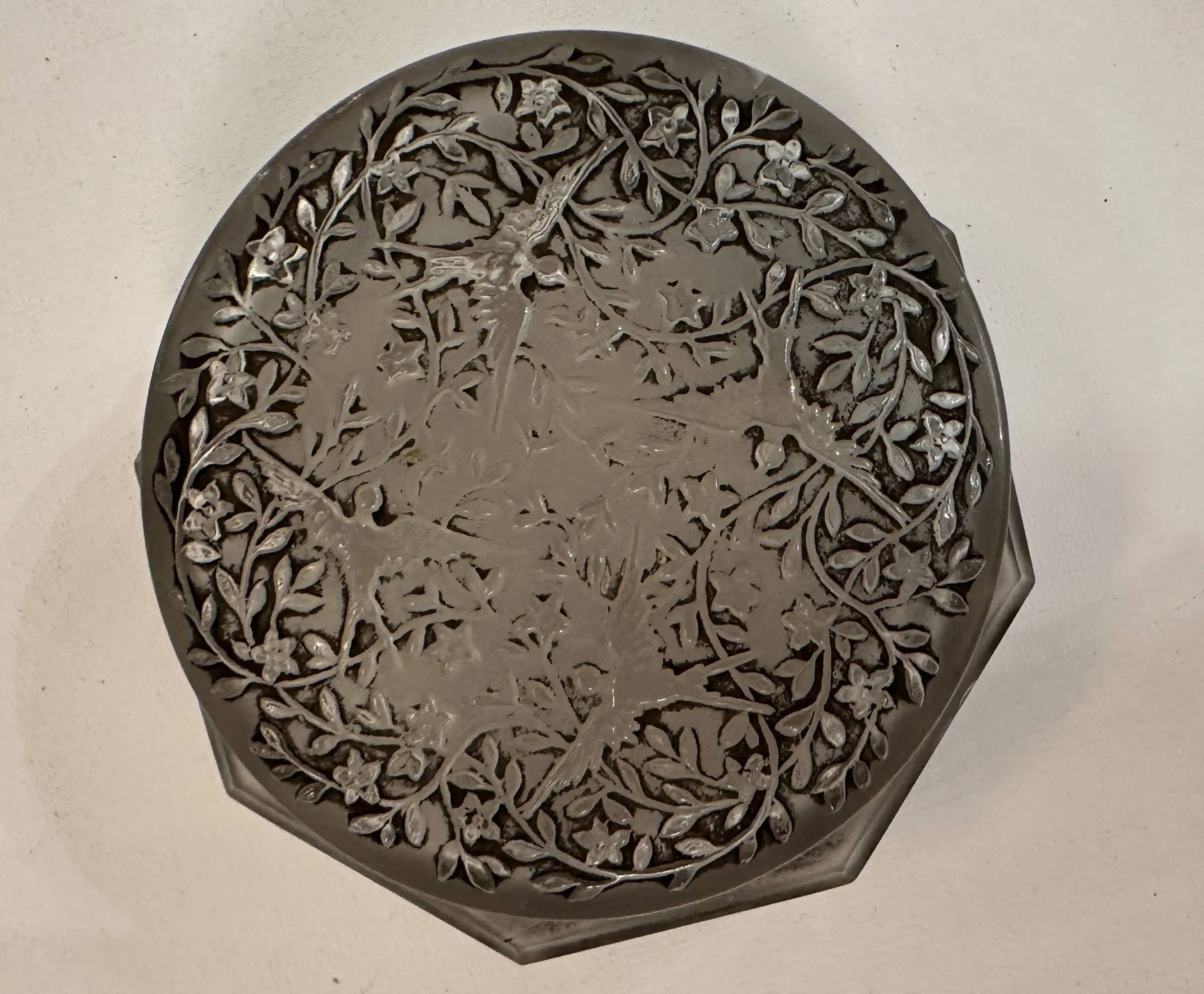 Antike Kiste mit komplizierten blumigen Designs auf dem Deckel.