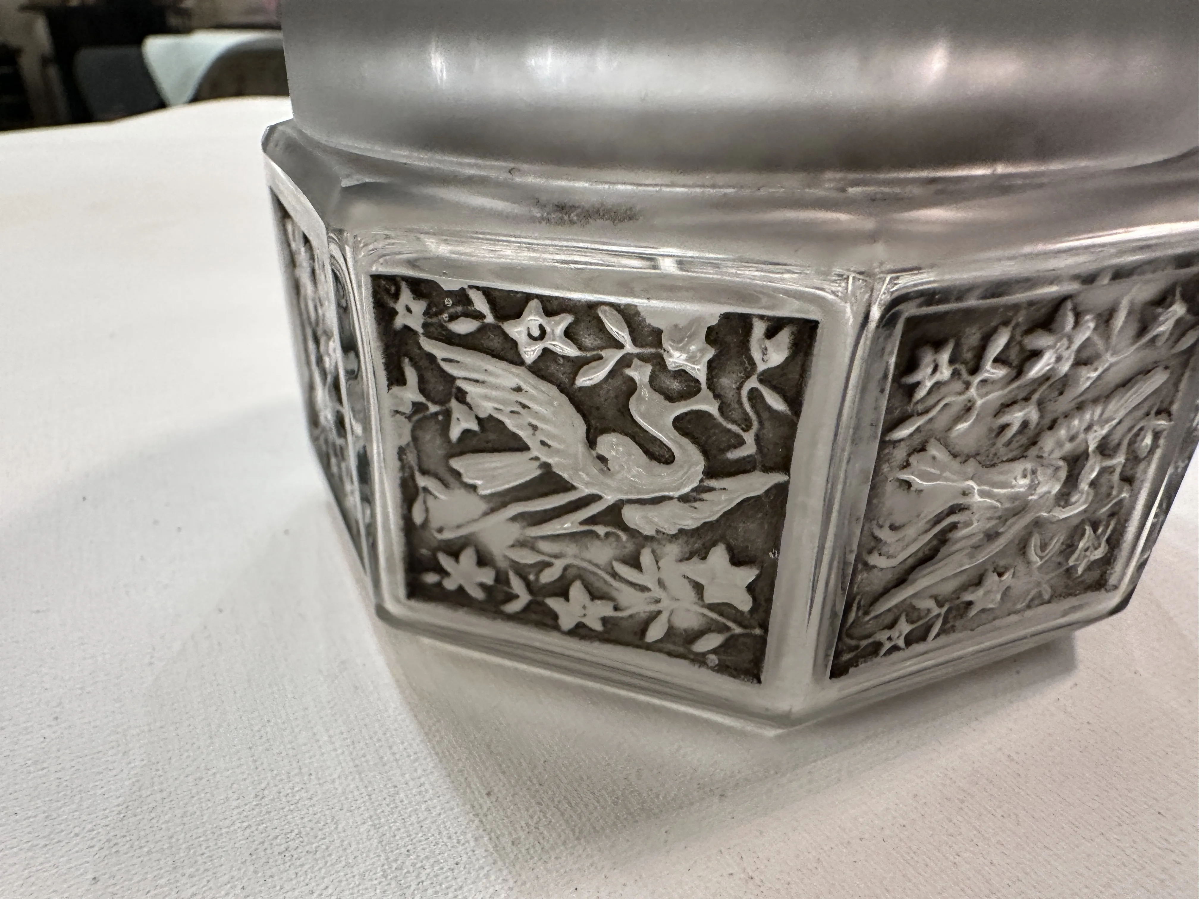 Caixa antiga com belas decorações de pássaros em sua superfície.