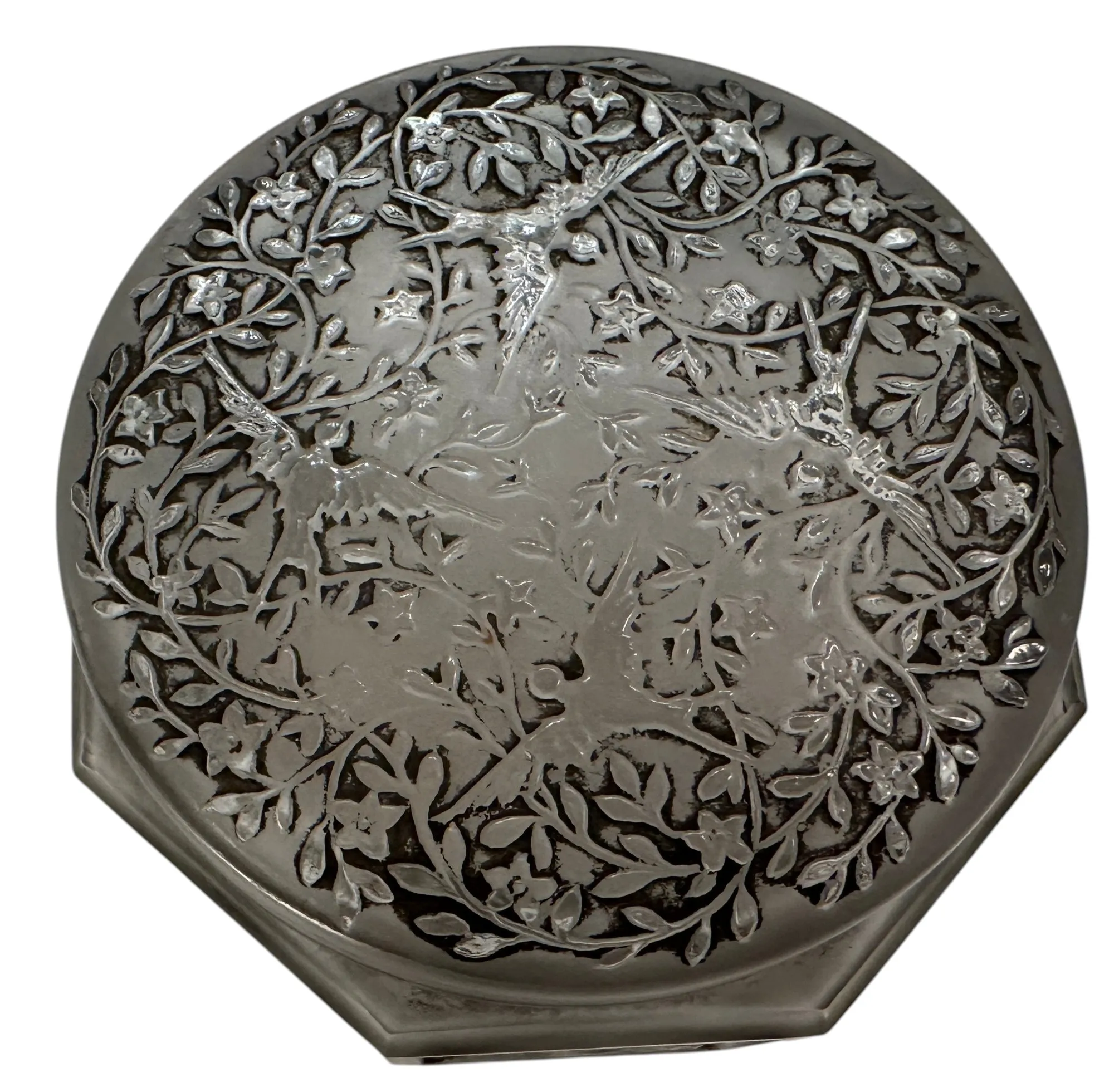 caja antigua con un intrincado diseño de pájaros y flores