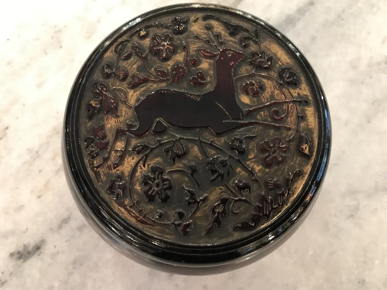 古い箱の蓋に動物の詳細なデザインがあります。