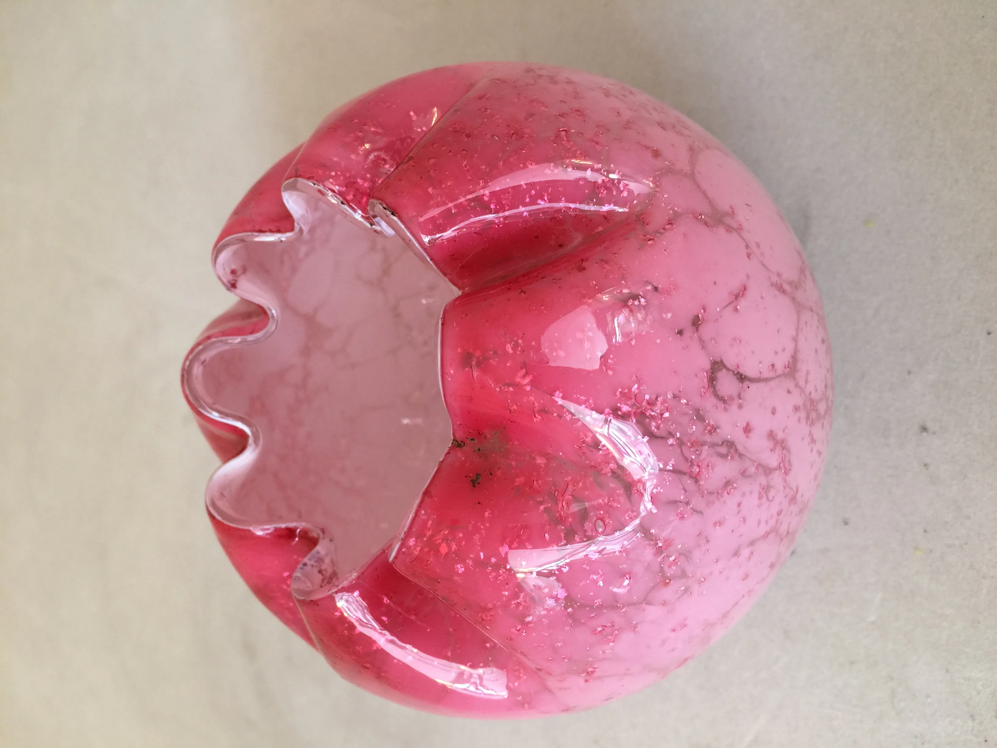파도 모양의 가장자리가 있는 분홍색 고전 유리 꽃병