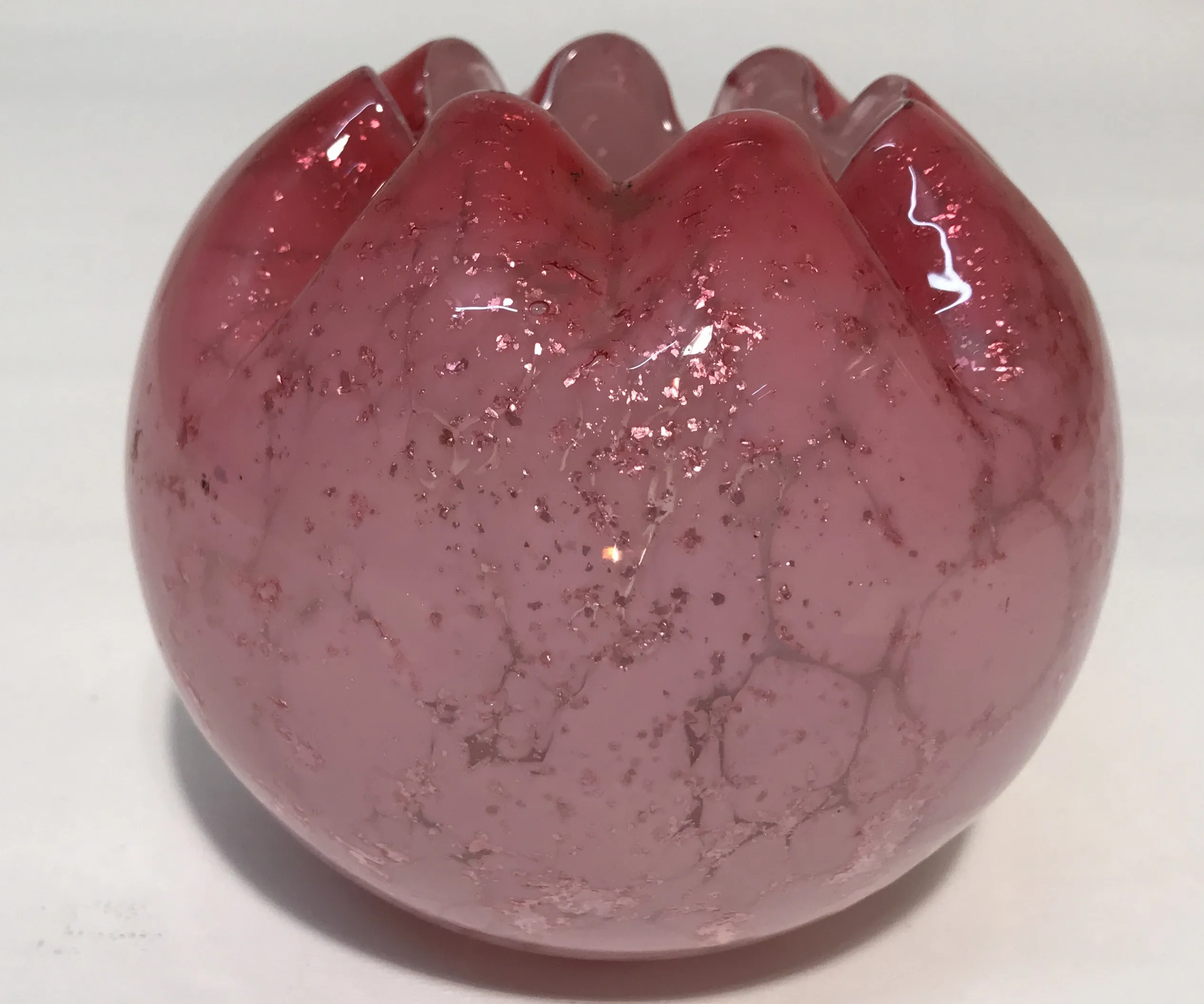 vaso antigo de vidro rosa com detalhes decorativos