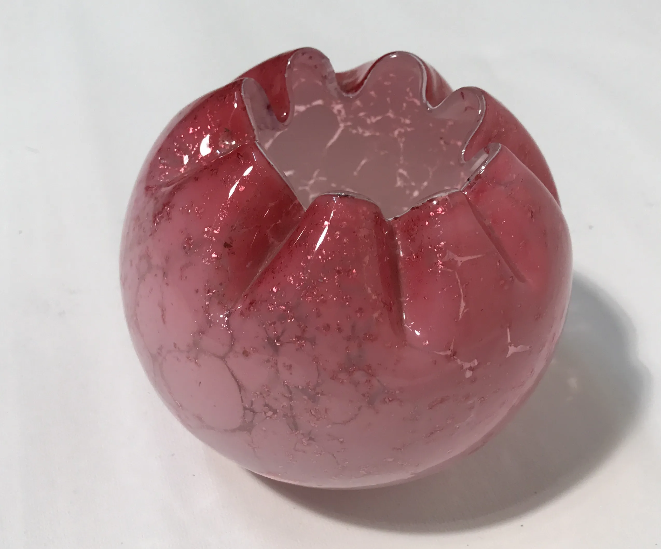 Peça decorativa de vidro antigo em forma redonda e rosa com detalhes