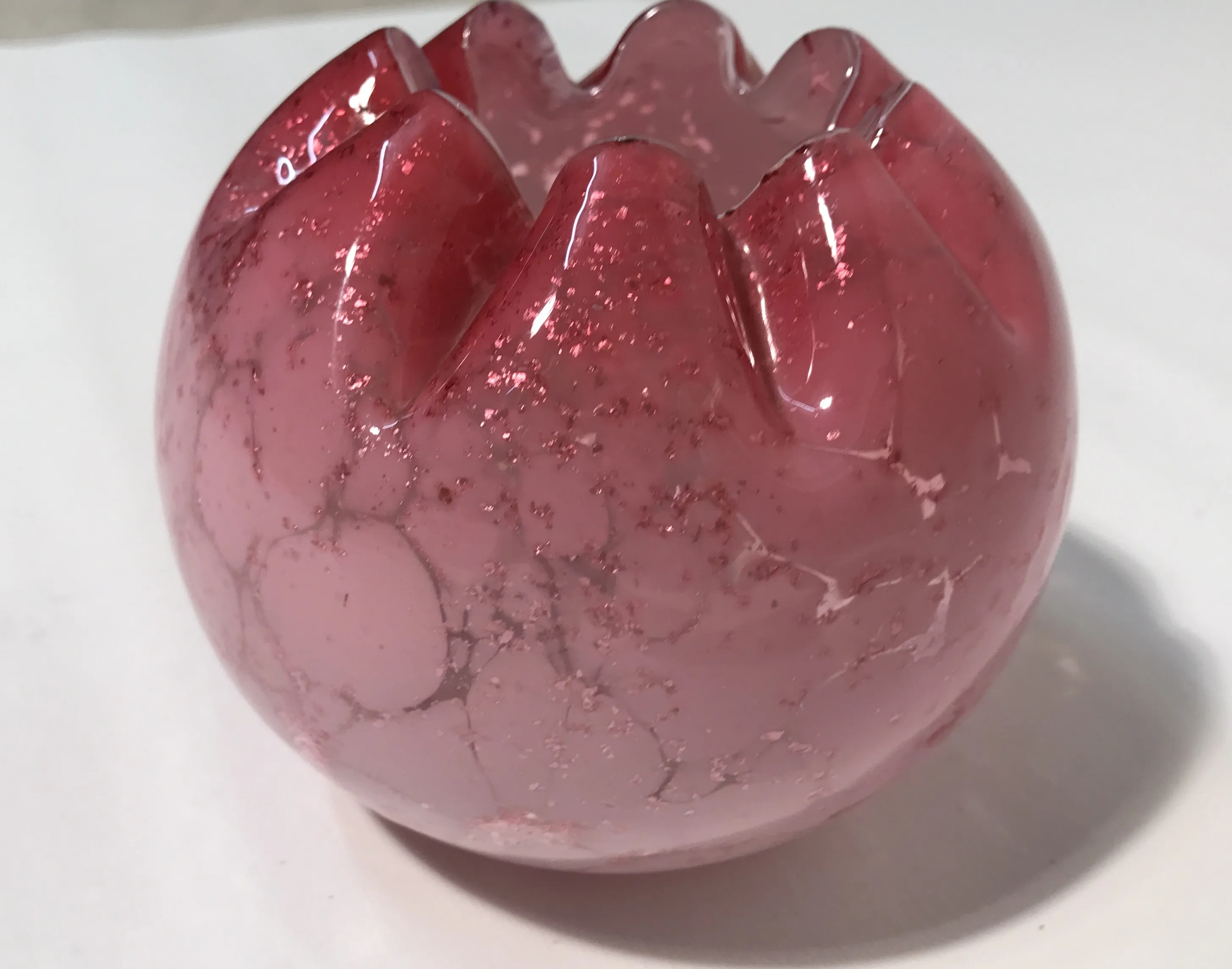 vase antico in vetro rosa con lucentezza e texture