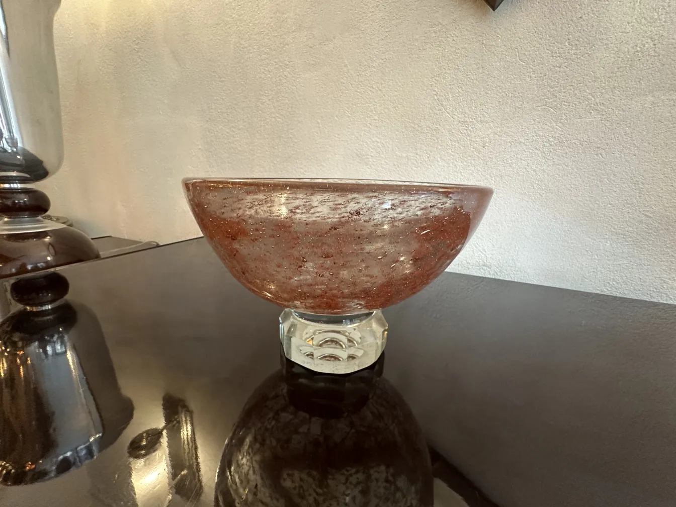古老的红色签名马里诺玻璃，上面有清晰的基础和可见的细节。