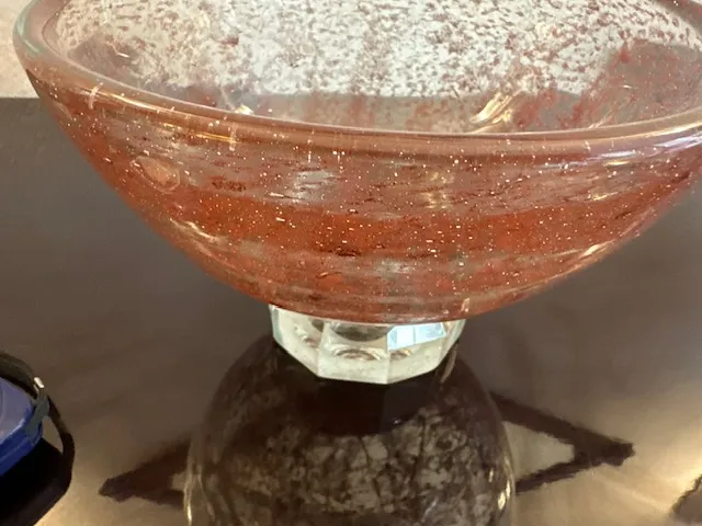古老的红色签名马里诺玻璃，上面有清晰的基础和可见的细节。