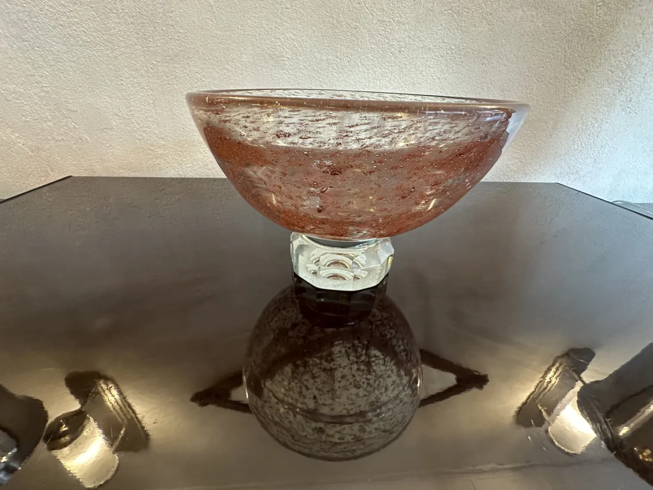 पुराना ग्लास पर हस्ताक्षरित (MARINOT) प्राइमरी बेस के साथ, जिसमें स्पष्ट विवरण हैं।