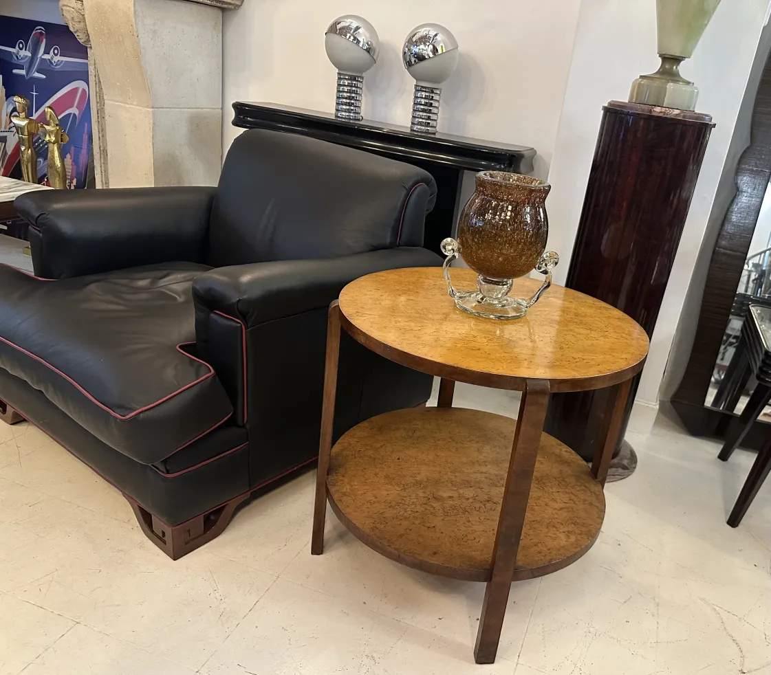 Vidro antigo com design marrom e detalhes decorativos