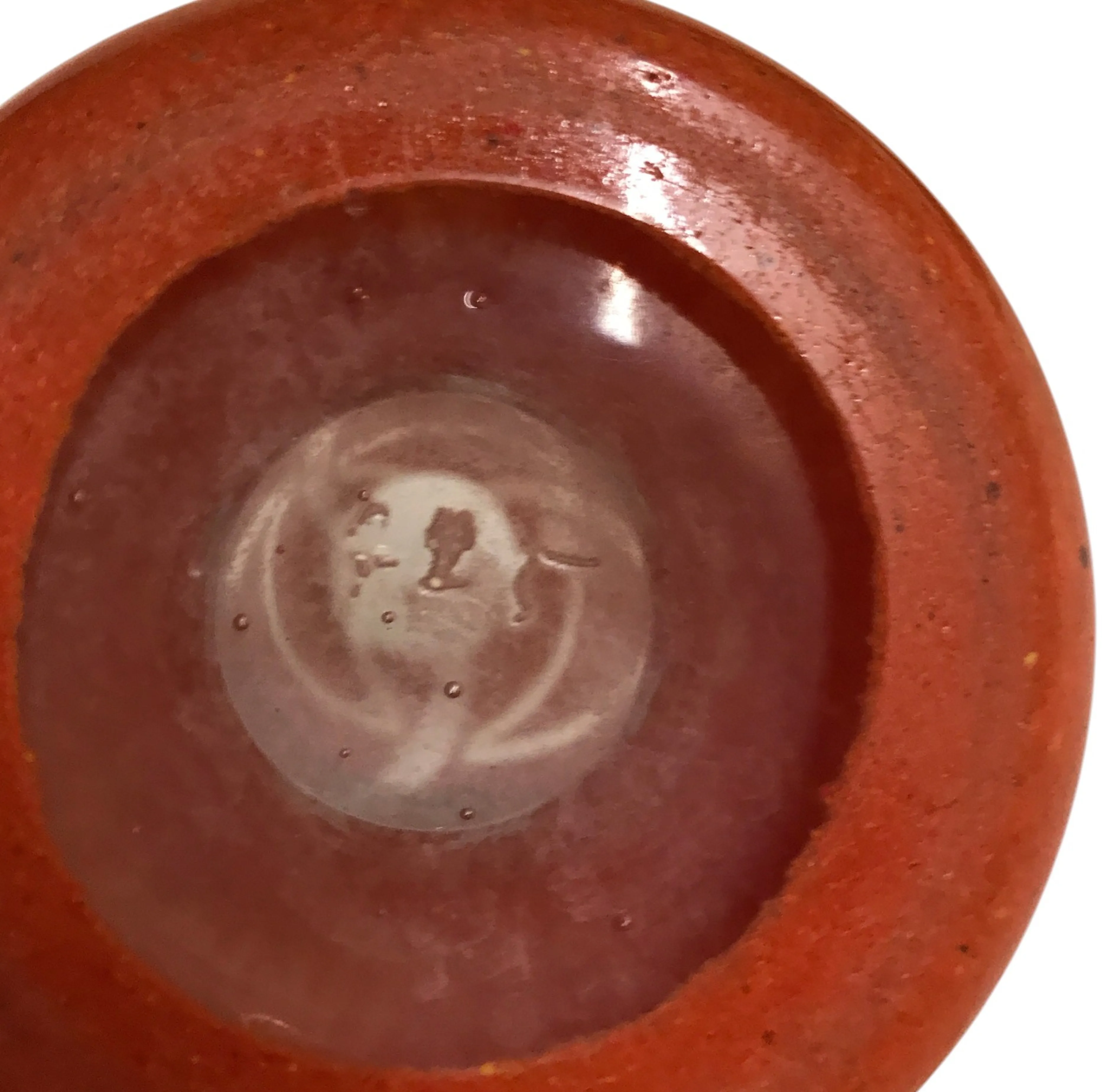 고대 서명된 유리잔(Degué) 위에서 본 모습, 바닥에 약간의 홈이 있다.
