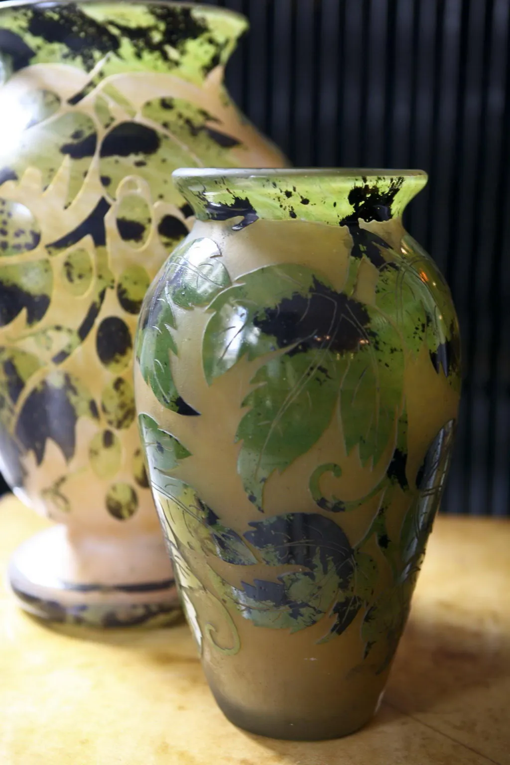 緑の葉の装飾が施されたDeguéの古い花瓶2つ