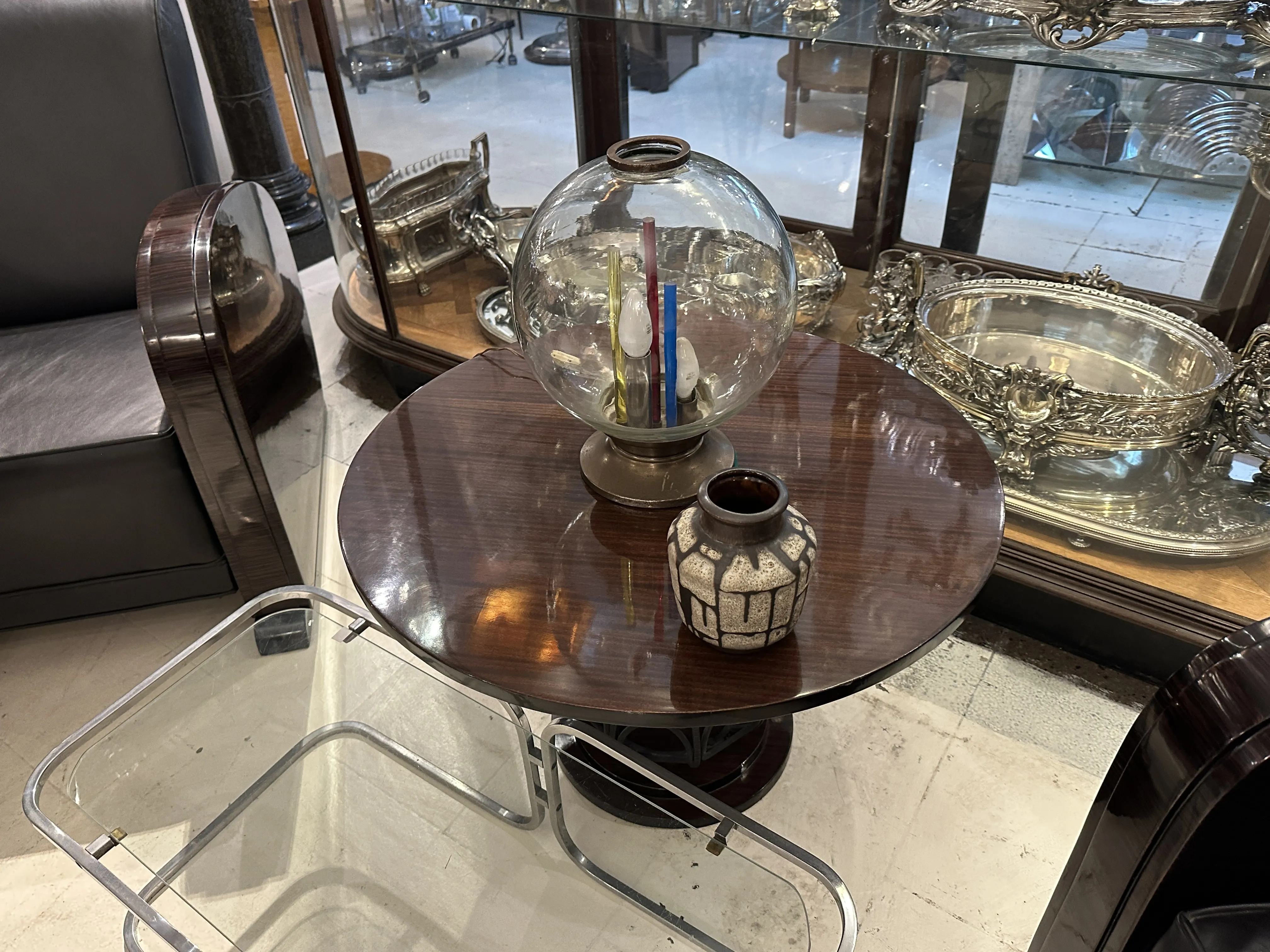 Peça de cerâmica antiga com decoração artesanal única.