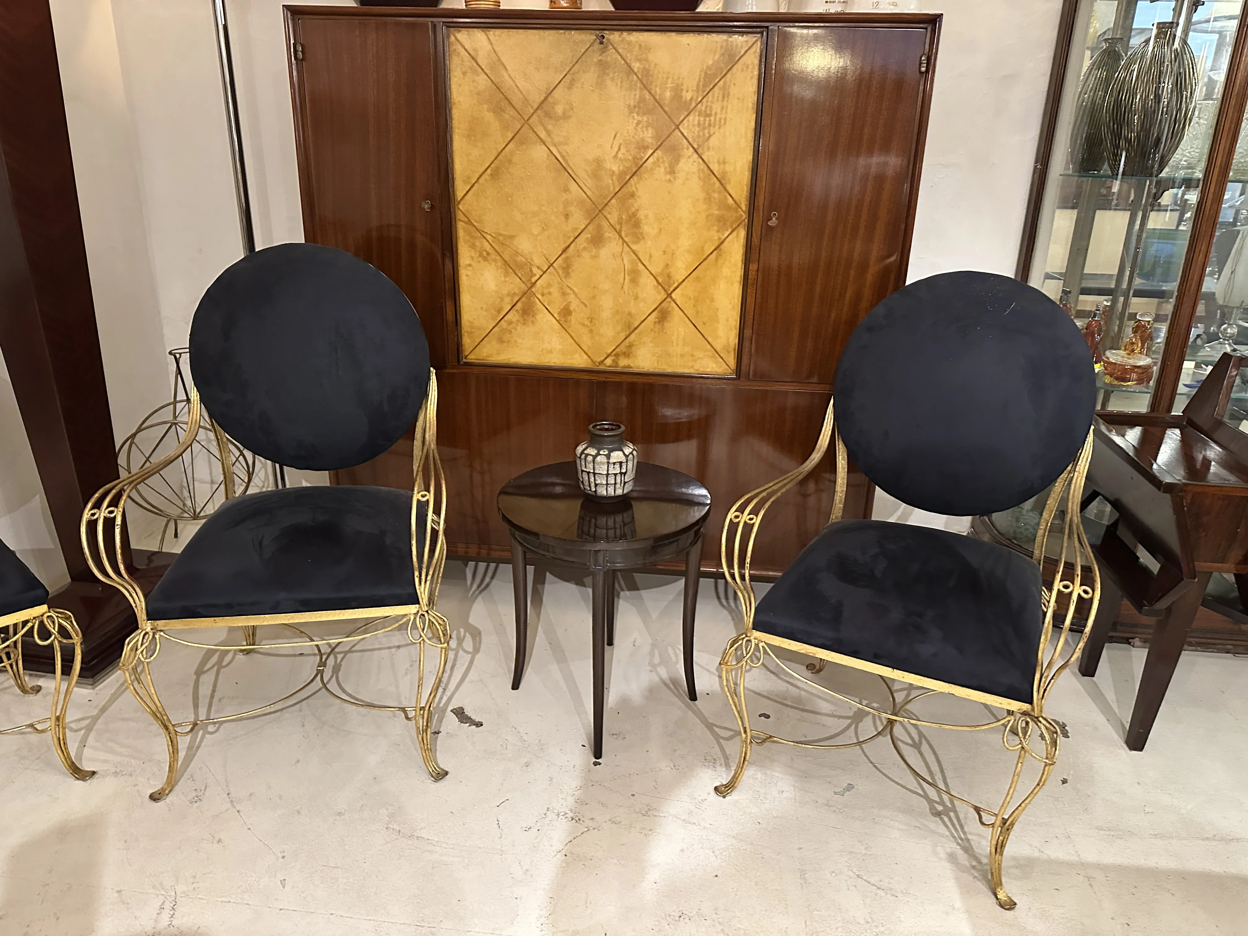 cerâmica decorativa antiga em ambiente clássico