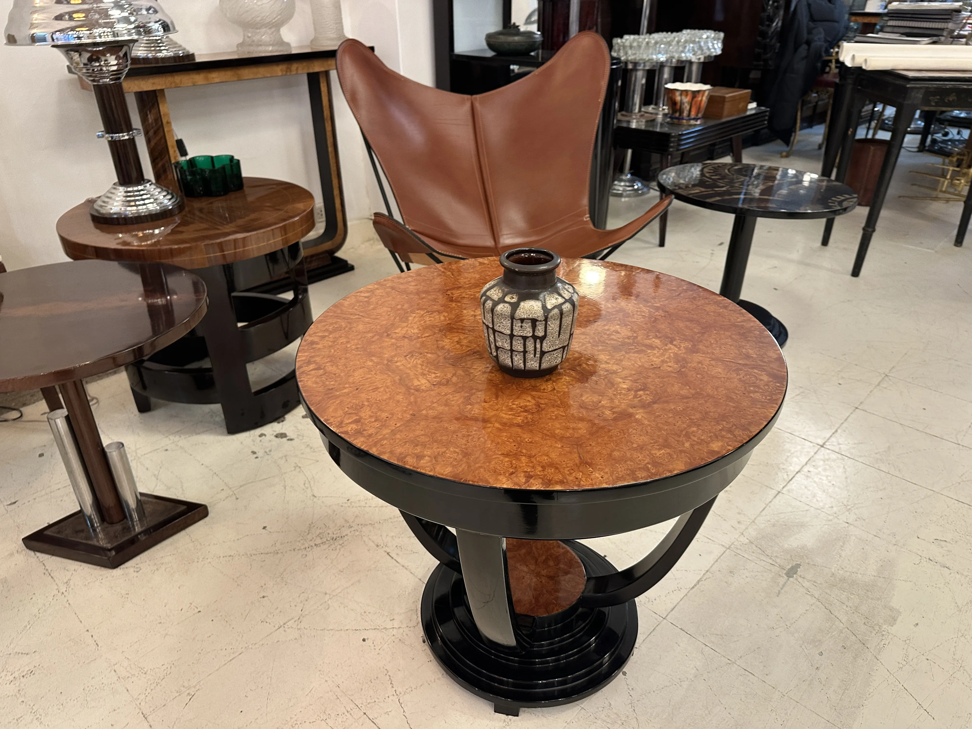 Antigüedad de cerámica decorativa sobre mesa marrón