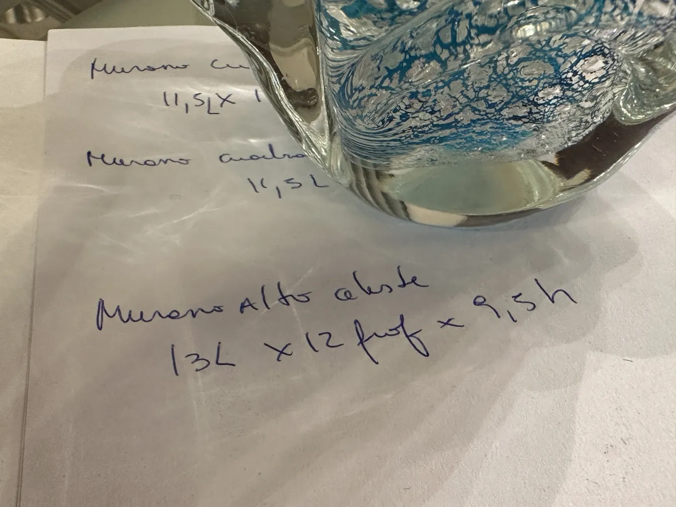 vista aérea de un antiguo cristal de murano con tonos azules