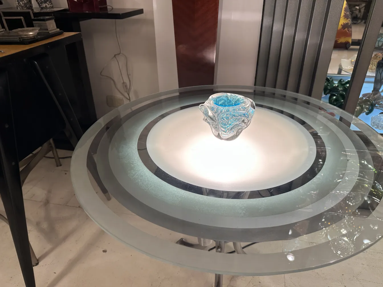 luftaufnahme eines antiken murano glases in blauen farbtönen