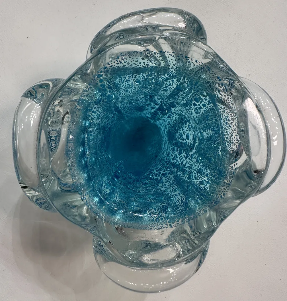 vista aérea de un antiguo cristal de murano con tonos azules