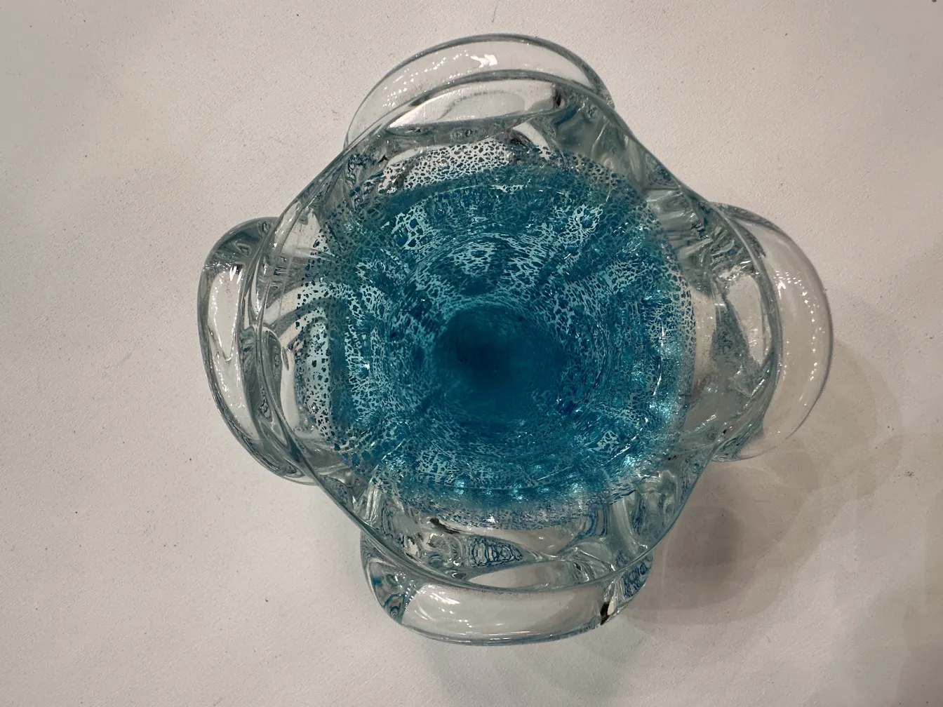 vista aérea de un antiguo cristal de murano con tonos azules