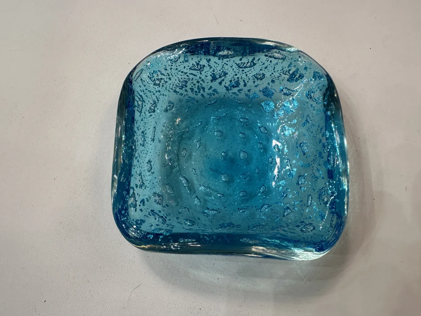 cristal de murano antiguo en tono azul con detalles plateados, elegante y decorativo