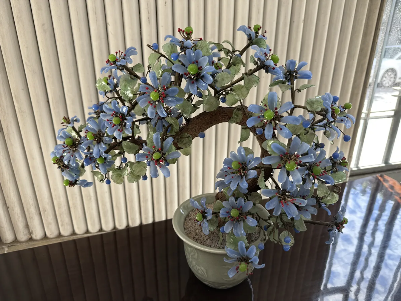 Bonsai antigo com flores azuis em vaso decorativo