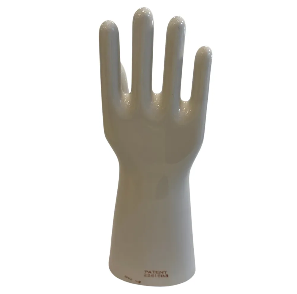 Mani 11 1/2 di ceramica antiche su sfondo neutro