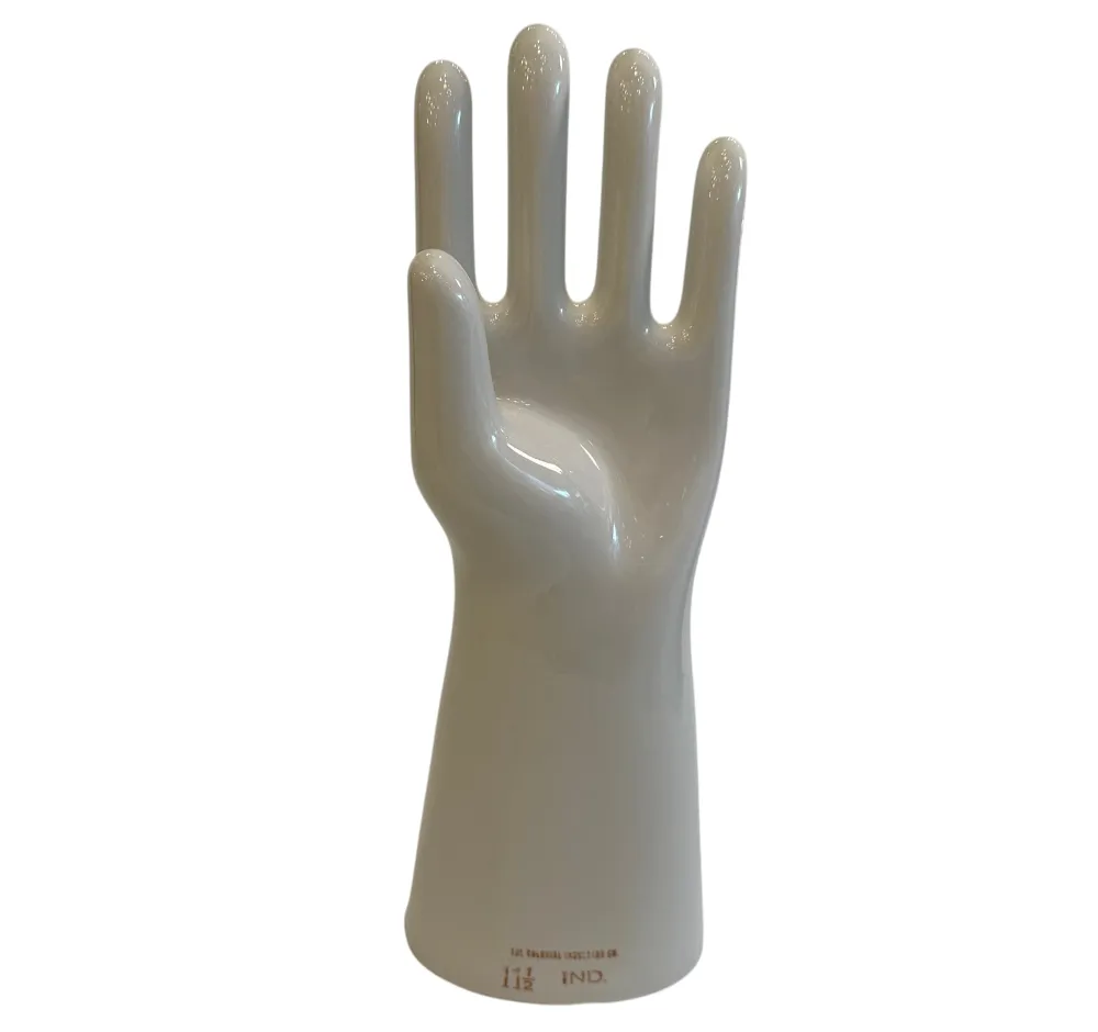 Mani 11 1/2 di ceramica antiche su sfondo neutro