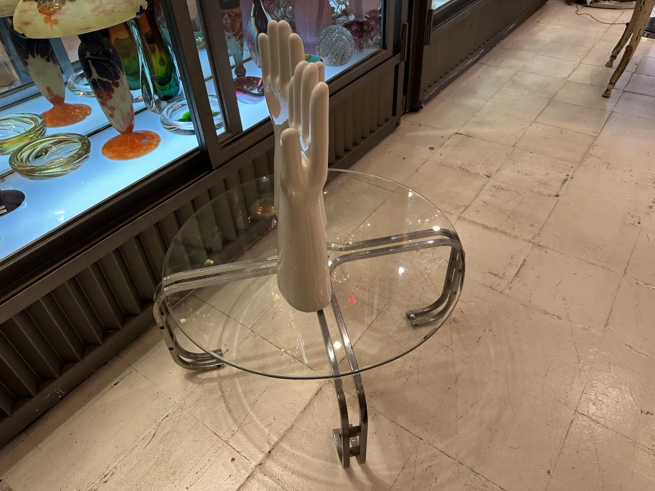Mani 11 1/2 di ceramica antiche su sfondo neutro