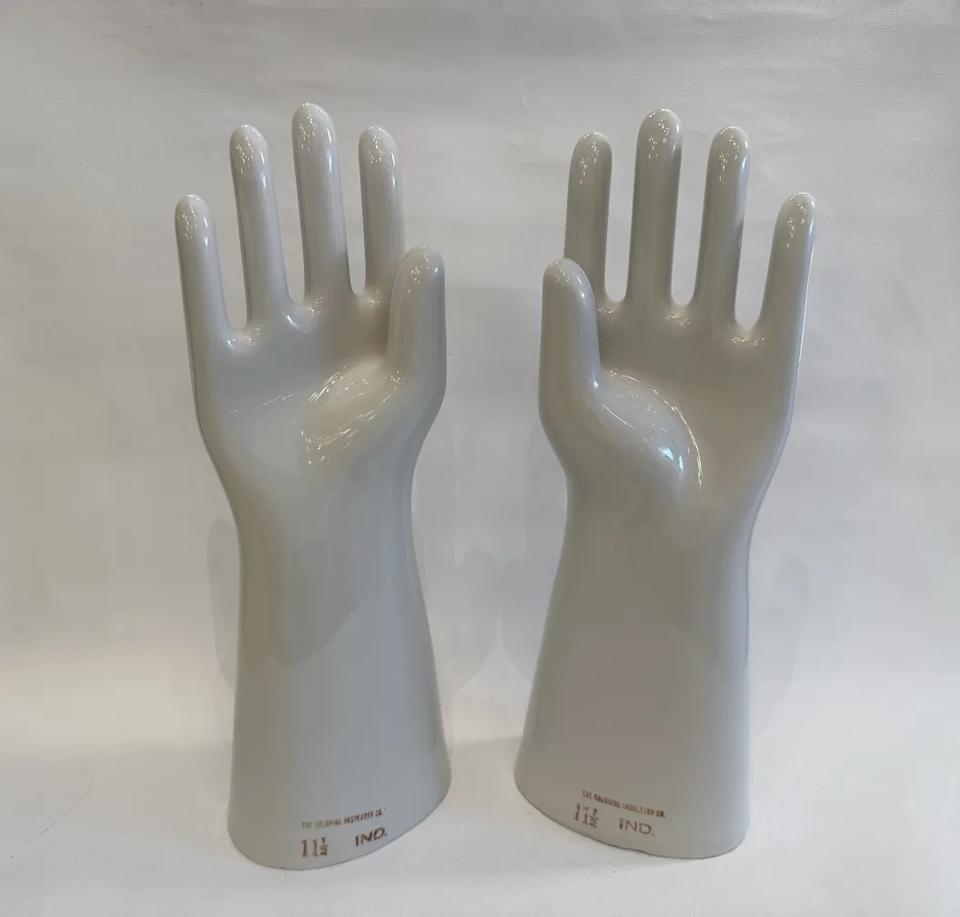 Mani 11 1/2 di ceramica antiche su sfondo neutro