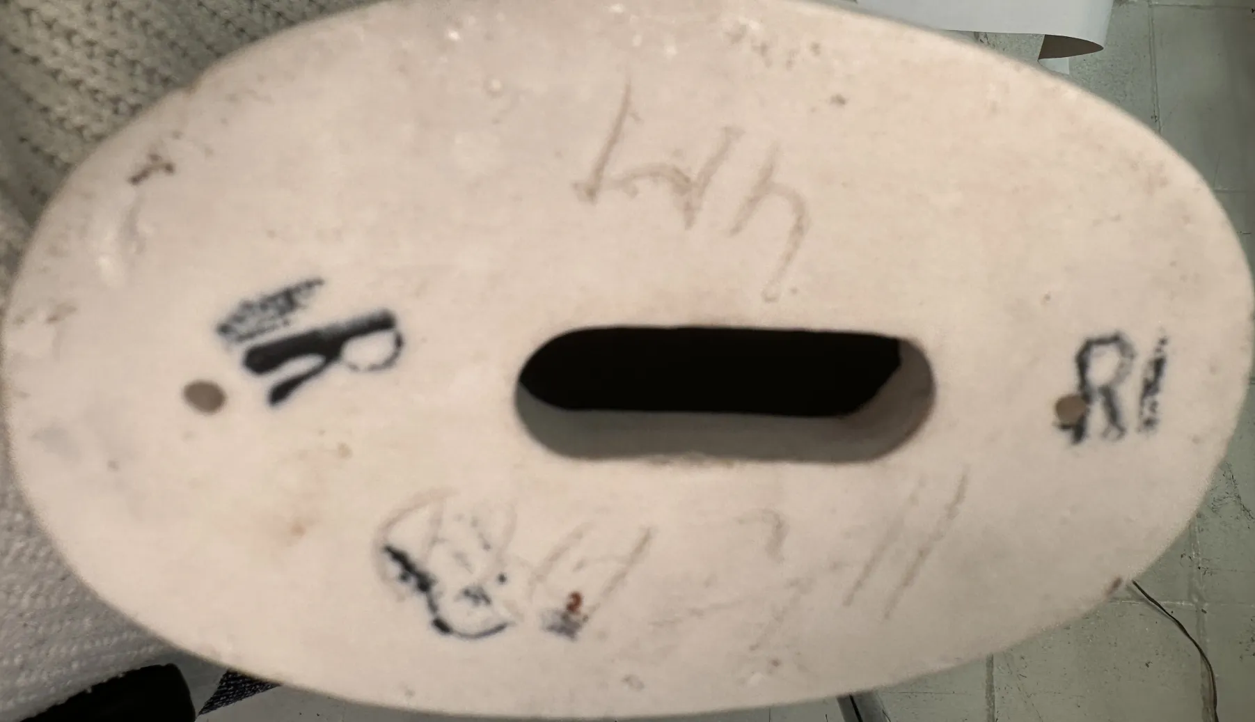 Mãos 11 1/2 de cerâmica antiguas em fundo neutro