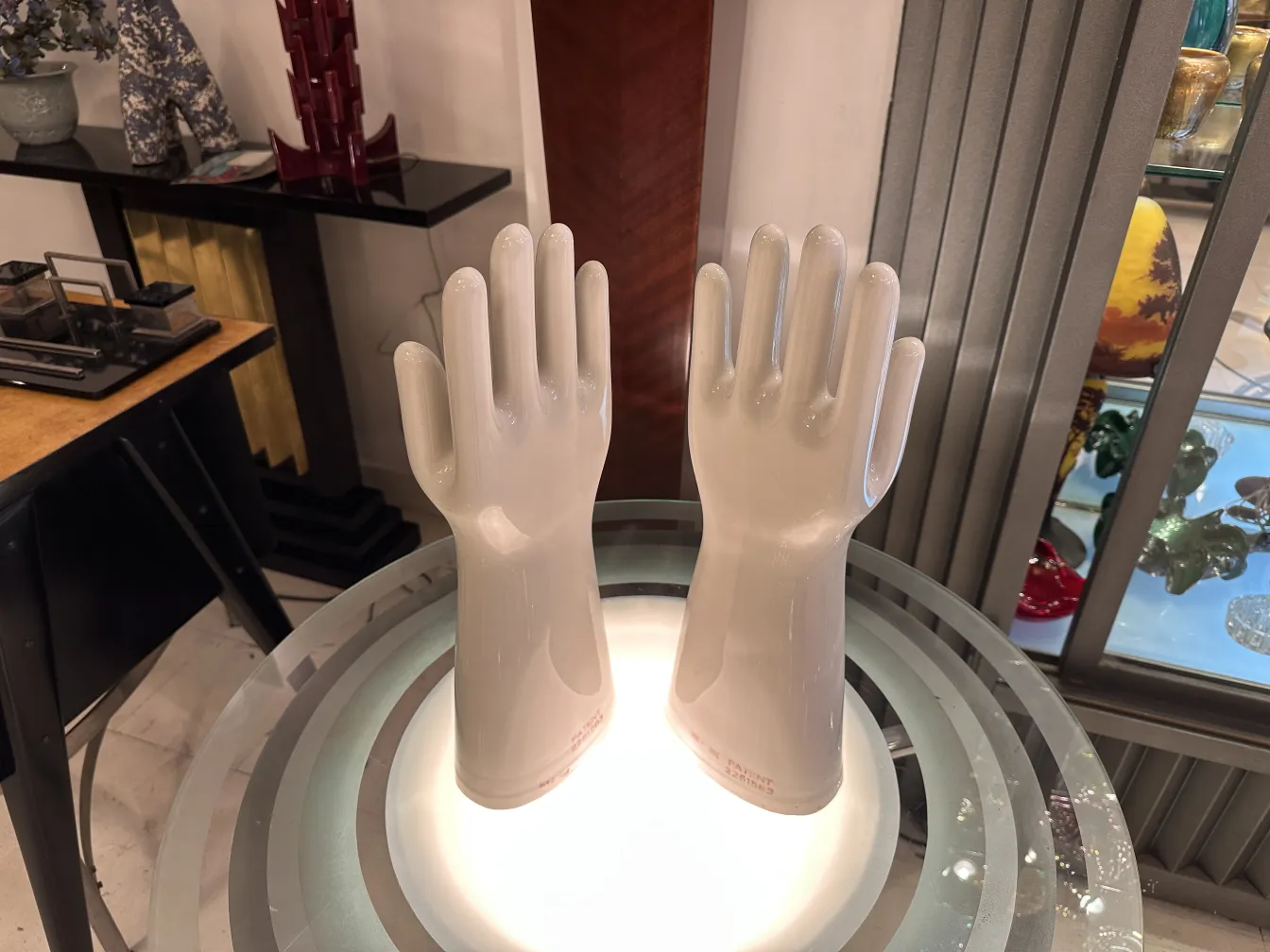 Mani 11 1/2 di ceramica antiche su sfondo neutro