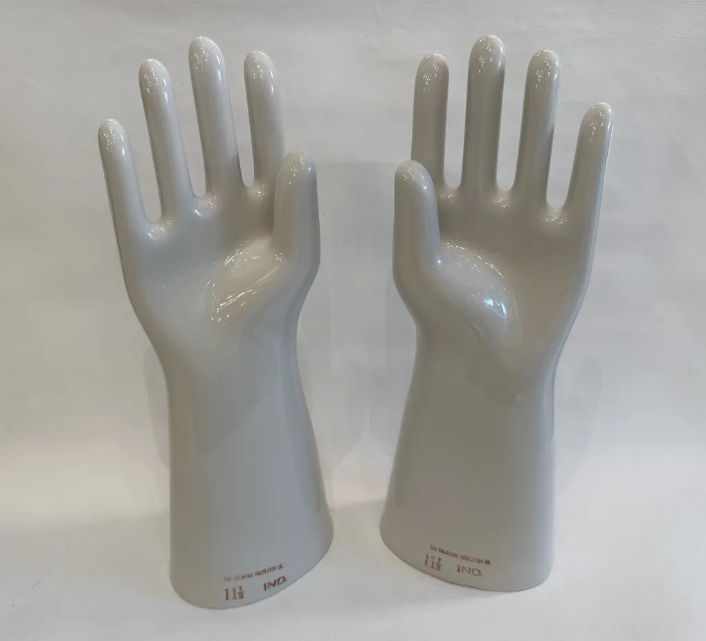 Mani 11 1/2 di ceramica antiche su sfondo neutro