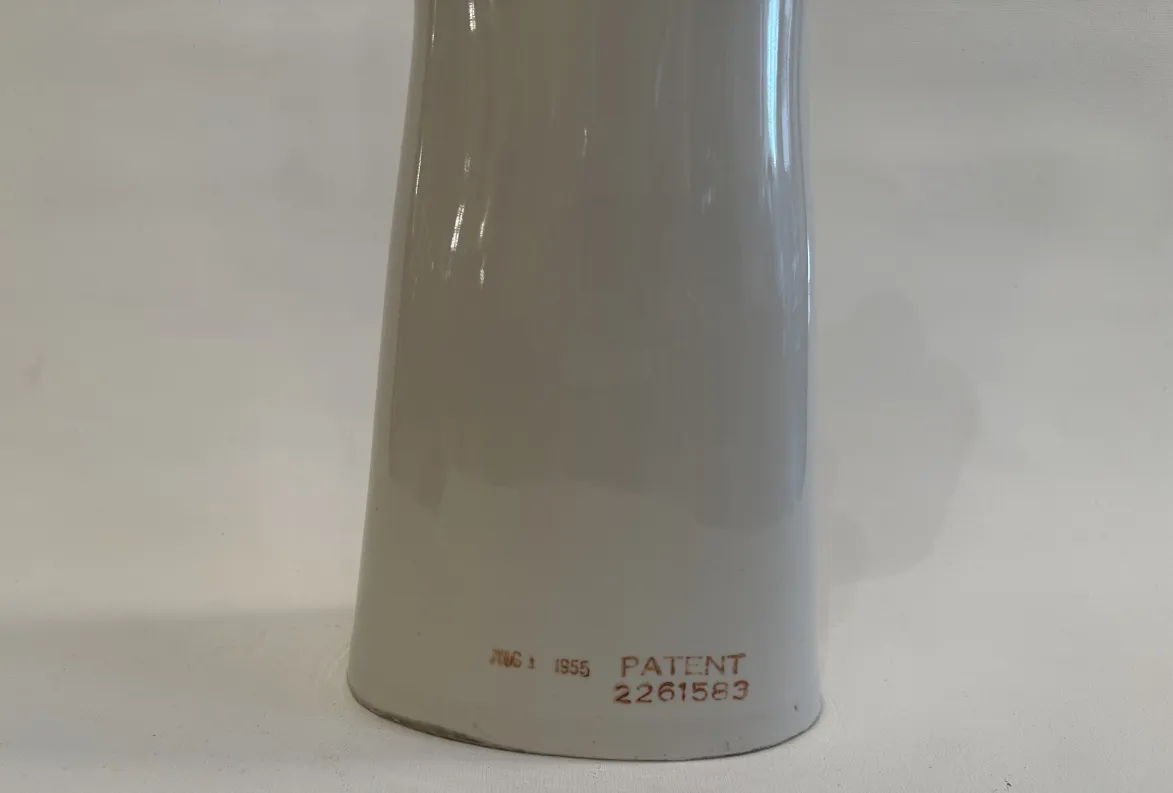 Mani 11 1/2 di ceramica antiche su sfondo neutro