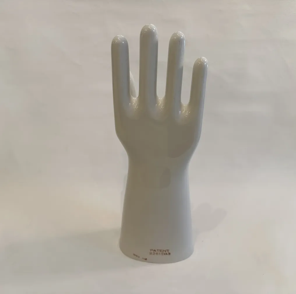 Mani 11 1/2 di ceramica antiche su sfondo neutro