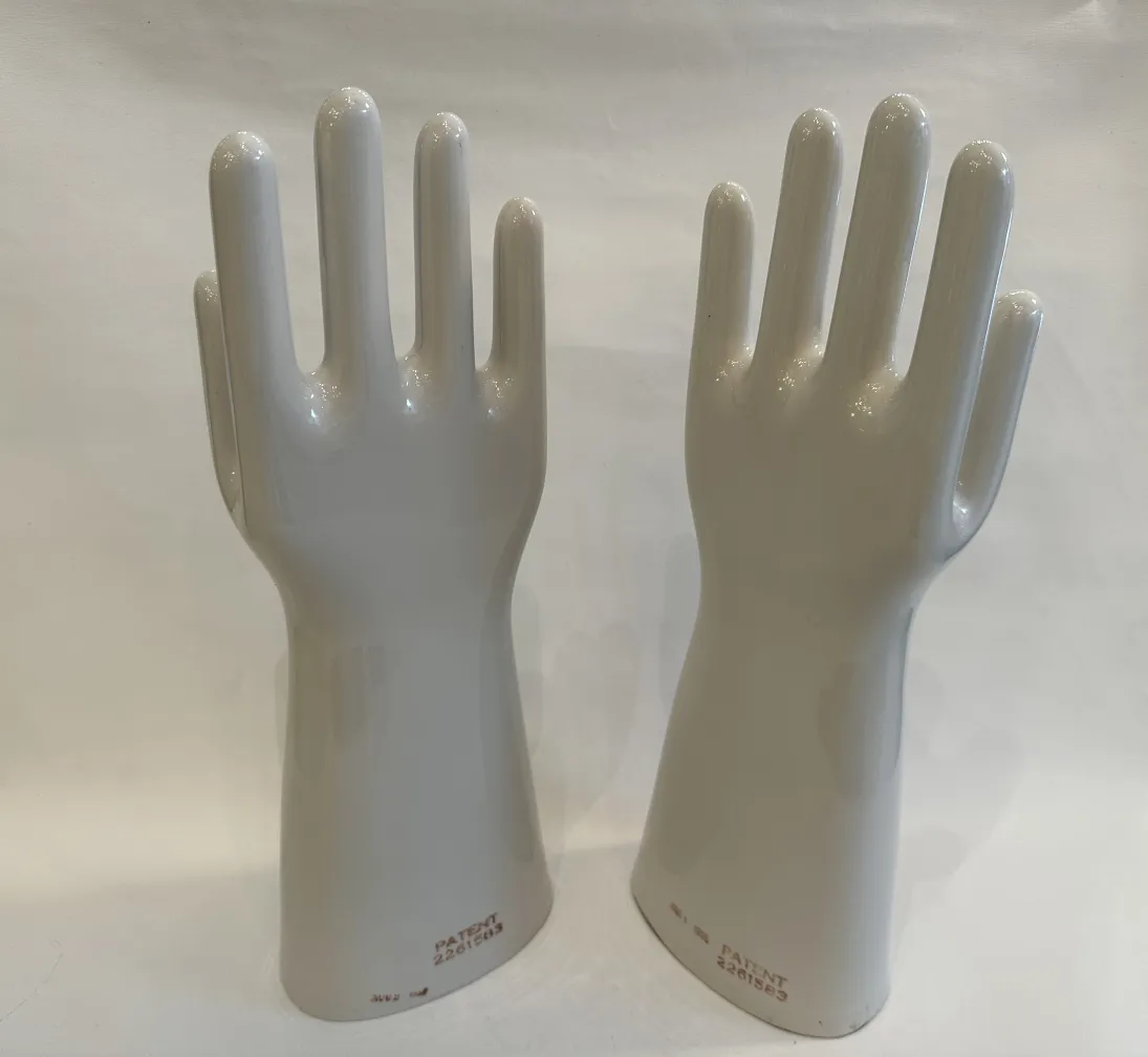 Mãos 11 1/2 de cerâmica antiguas em fundo neutro