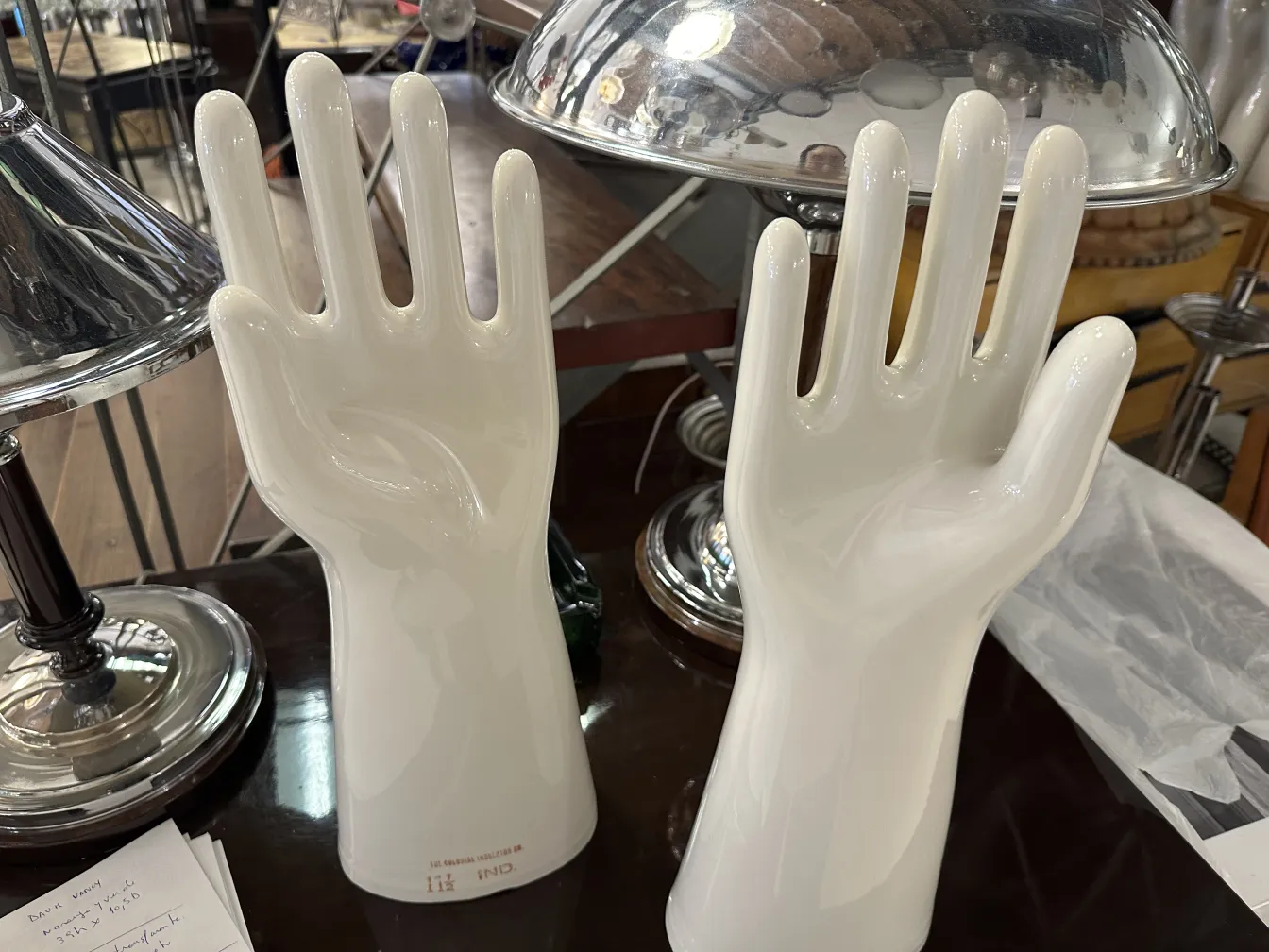 Mãos 11 1/2 de cerâmica antiguas em fundo neutro