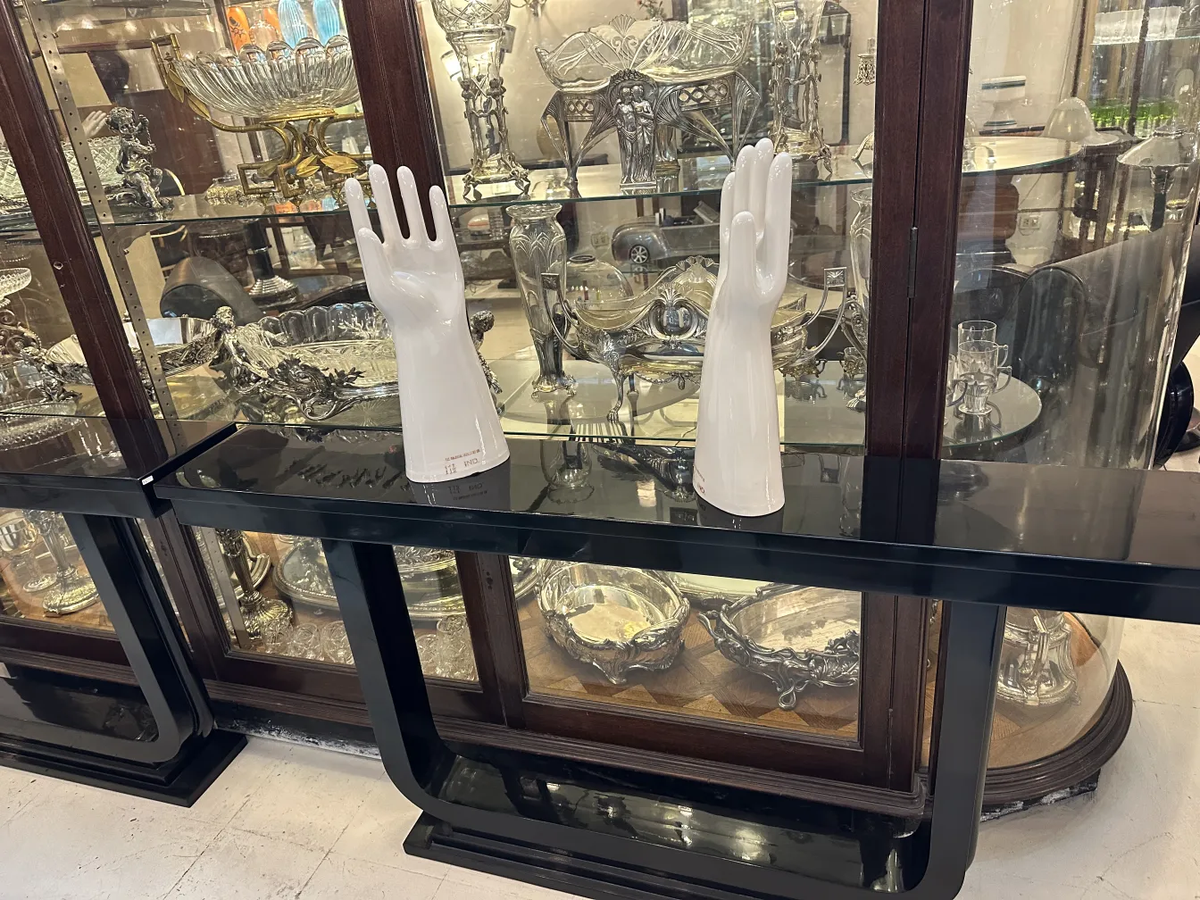 Mani 11 1/2 di ceramica antiche su sfondo neutro