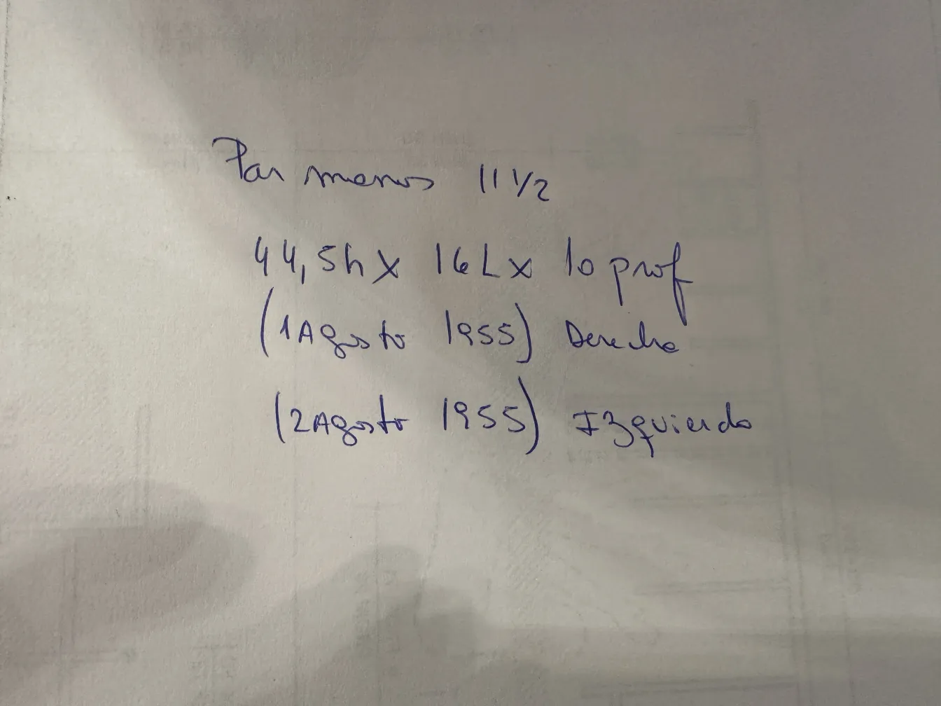 Mãos 11 1/2 de cerâmica antiguas em fundo neutro