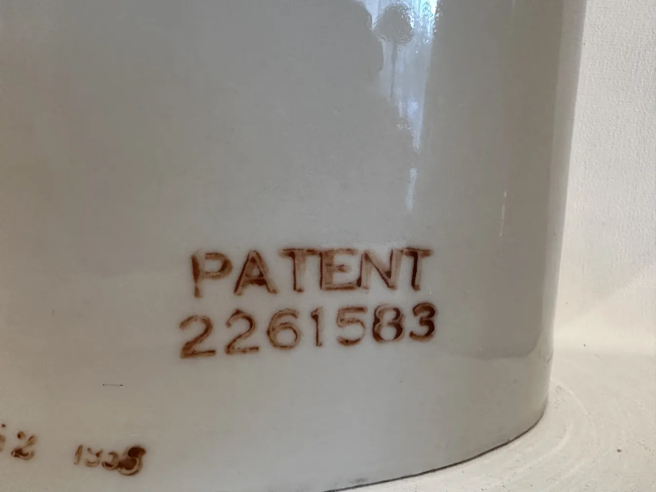Mãos 11 1/2 de cerâmica antiguas em fundo neutro