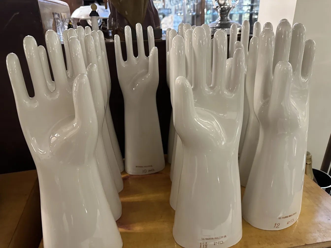 Mãos 11 1/2 de cerâmica antiguas em fundo neutro