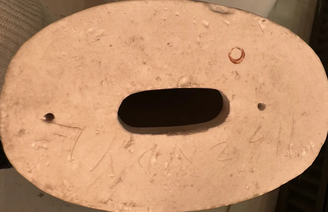 Mãos 11 1/2 de cerâmica antiguas em fundo neutro