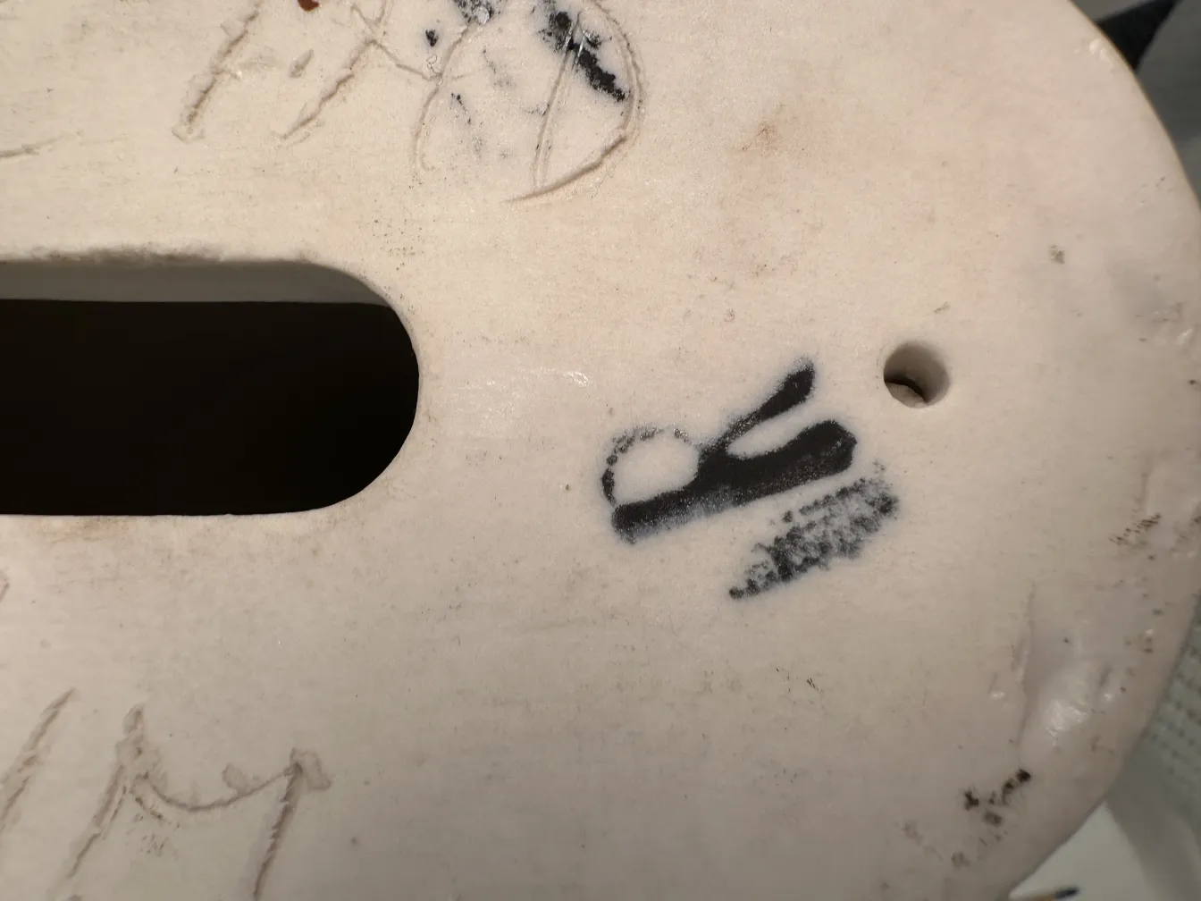 Mains 11 1/2 en céramique anciennes sur fond neutre
