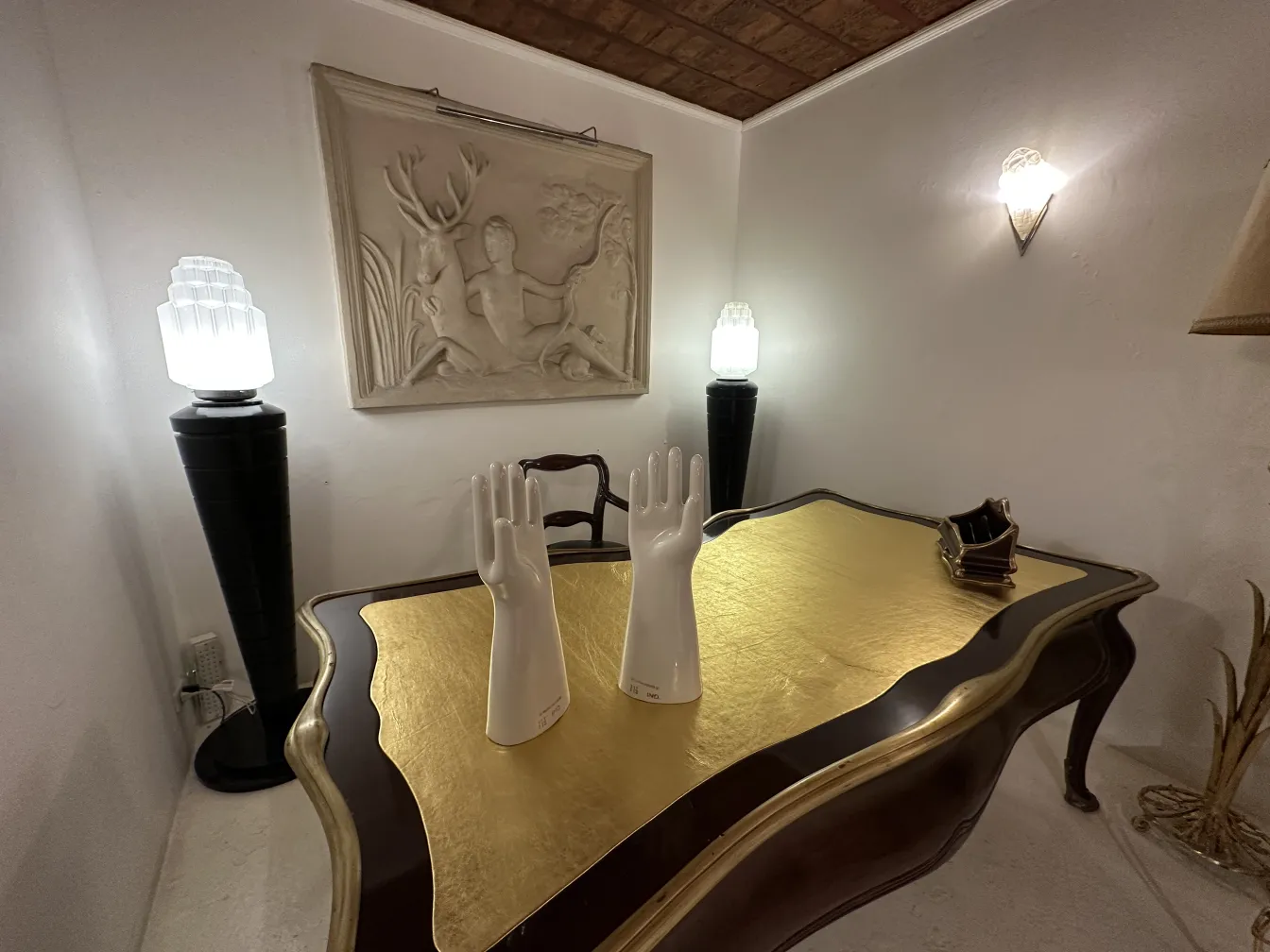Mãos 11 1/2 de cerâmica antiguas em fundo neutro